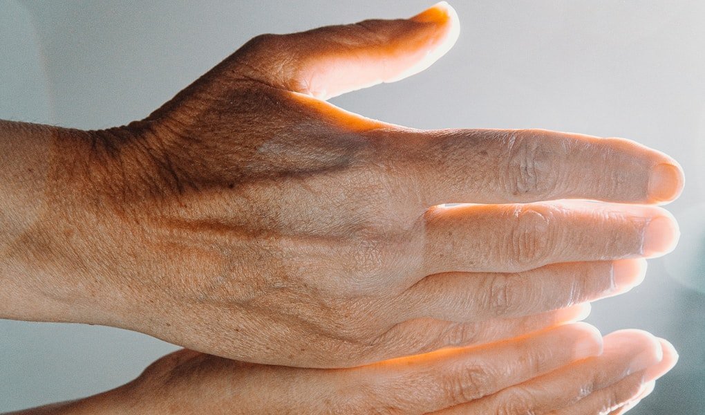 Main en position de Reiki, transmission d'énergie lors d'une séance